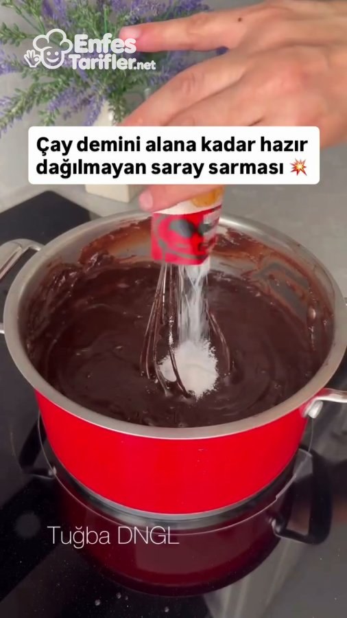 Ocaktaki koyulaşmış kakaolu muhallebiye vanilya eklenmesi