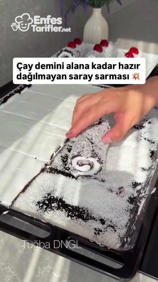 Krem şantili kakaolu muhallebi diliminin rulo şeklinde sarılması