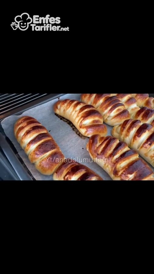 Fırında üzerleri kızarmış şerit poğaçalar