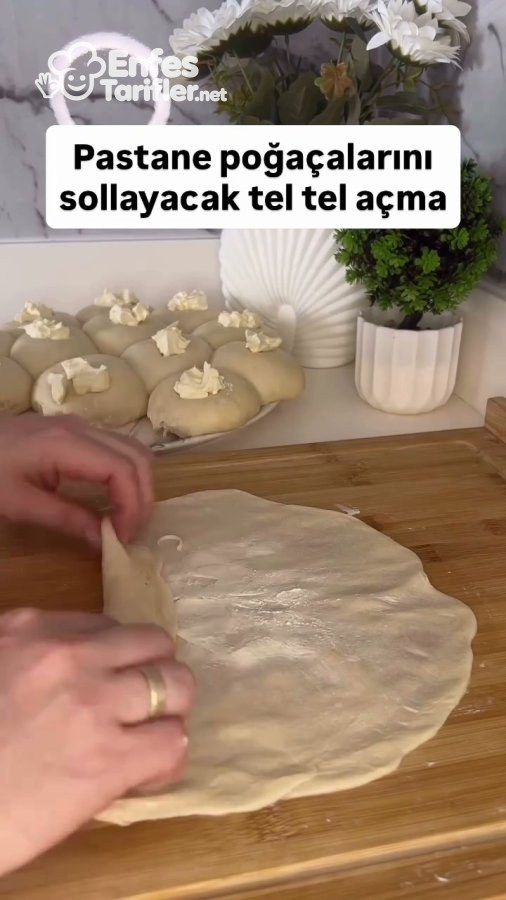 Tereyağıyla ince açılmış hamurun kenarından sarılmaya başlanması