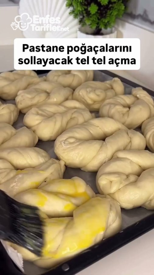 Tepside mayalanmış burgu açmaların üzerine yumurtalı karışım sürülmesi