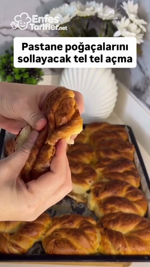 Fırından çıkan kızarmış açmanın elle ayrılarak katlarının gösterilmesi