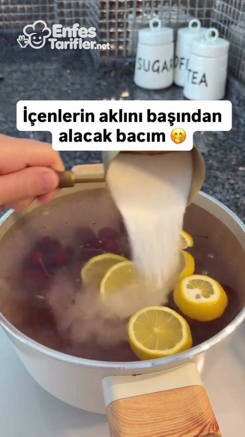 Kiraz ve limon bulunan tencereye şeker eklenmesi