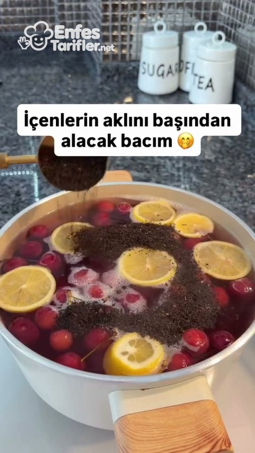 Kirazlı ve limonlu sıcak suya kuru çay eklenmesi