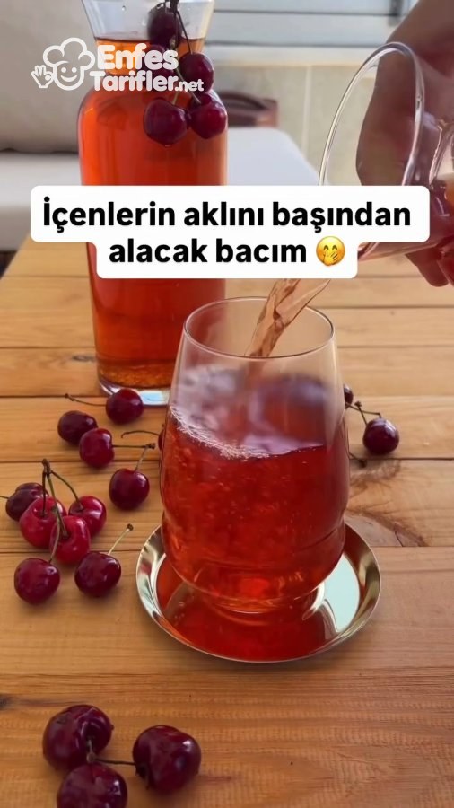 Kirazlı soğuk çayın sürahiden servis bardağına doldurulması