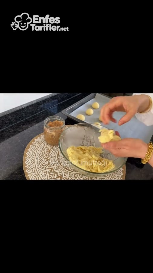 Kurabiye hamurundan parçalar koparılarak tepsi için bezelerin hazırlanması