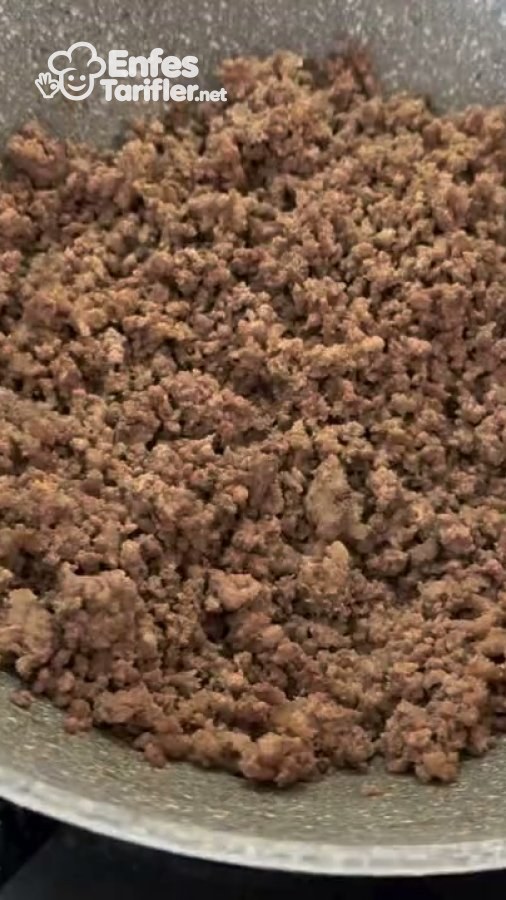 Geniş tavada kavrulmuş kıymalı börek harcı
