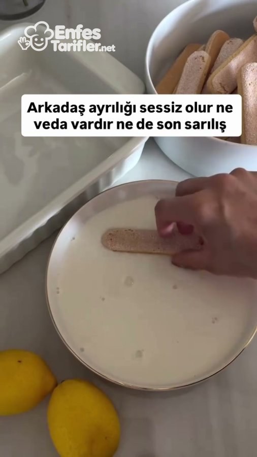 Kedi dili bisküvinin süt dolu kaba batırılması