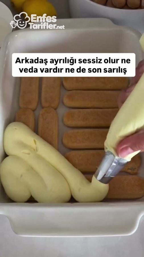 Kedi dili tabanının üzerine sıkma torbasıyla krema eklenmesi