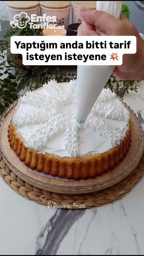 Kek üzerinde sıkma torbasıyla krem şanti bölmeleri oluşturulması