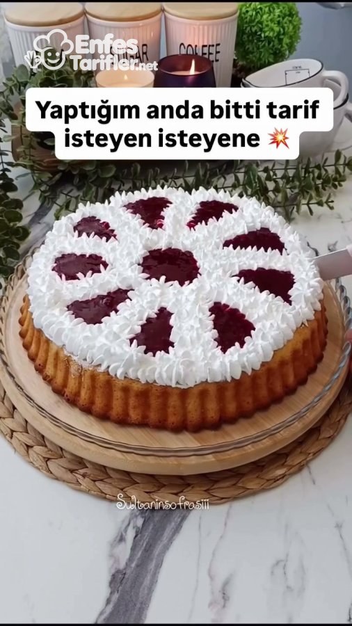 Krem şanti ve orman meyveli sosla süslenmiş tart kekin servise hazır hali