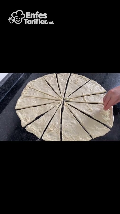 Yuvarlak açılmış hamurun üçgen dilimlere kesilmiş hali