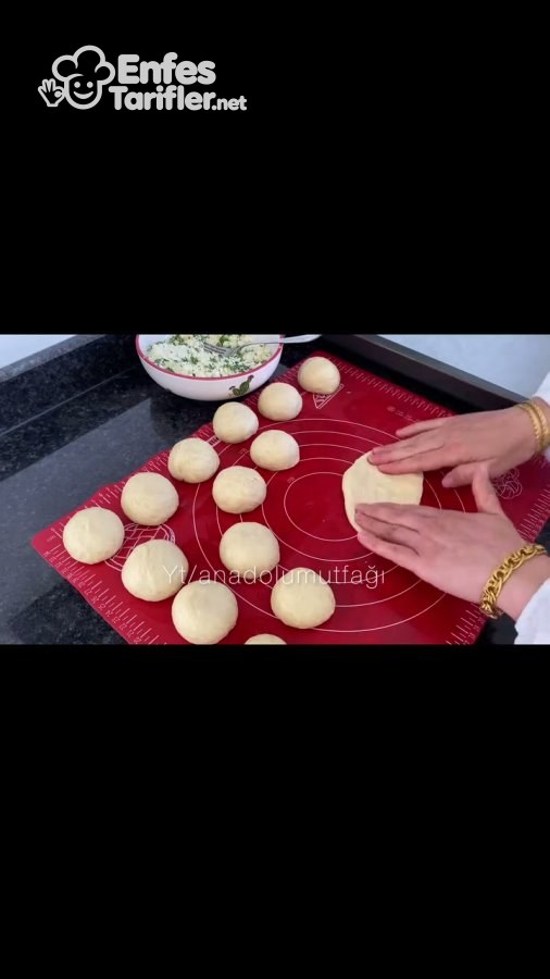 Peynirli harçla doldurulmak üzere elle açılan poğaça bezesi
