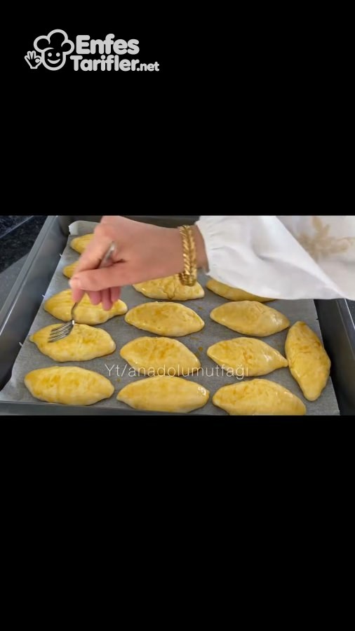 Yumurta sarısı sürülmüş poğaçaların üzerine çatalla çizgi çekilmesi
