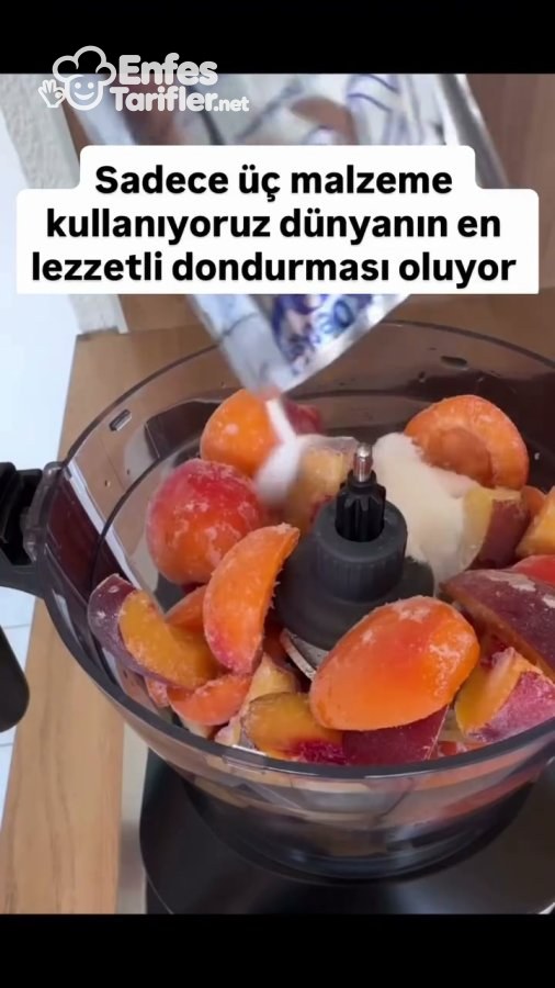 Donmuş meyvelerin üzerine toz krem şanti eklenmesi