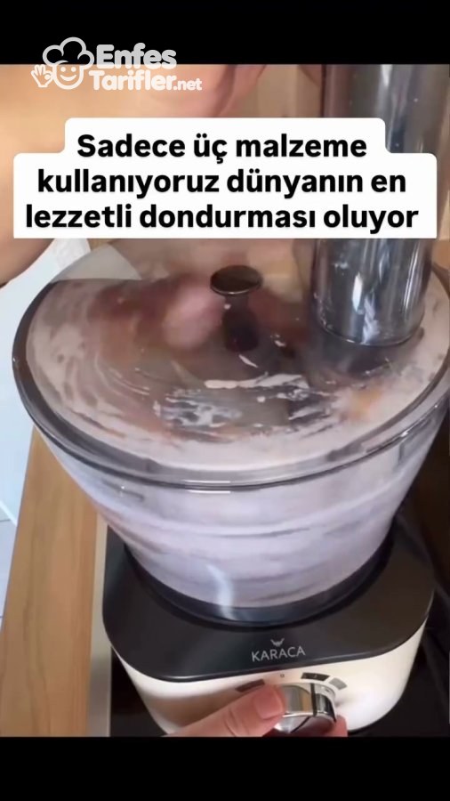 Meyve, süt ve krem şanti karışımının mutfak robotunda çekilmesi