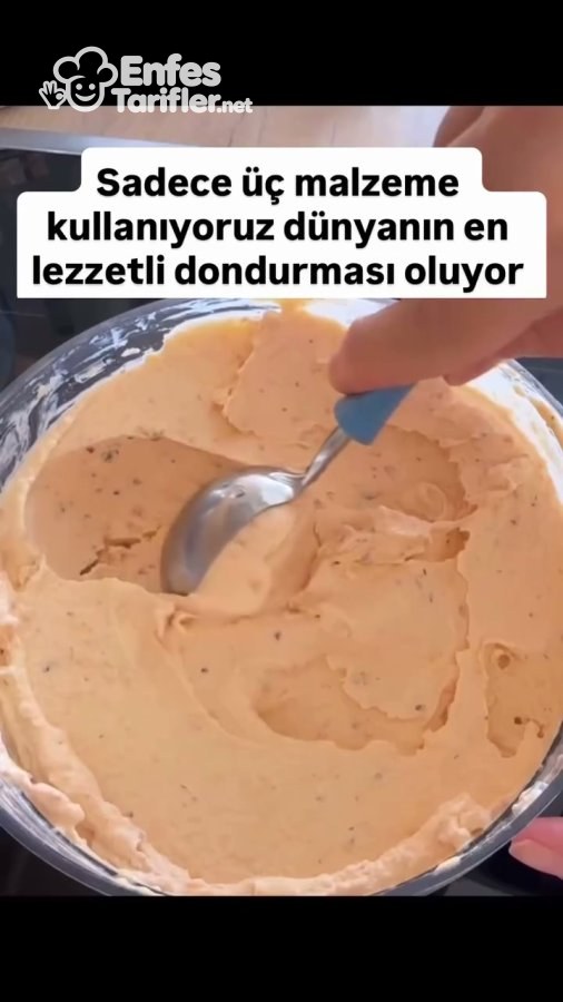 Kremamsı şeftalili kayısılı dondurmanın kaşıkla alınması
