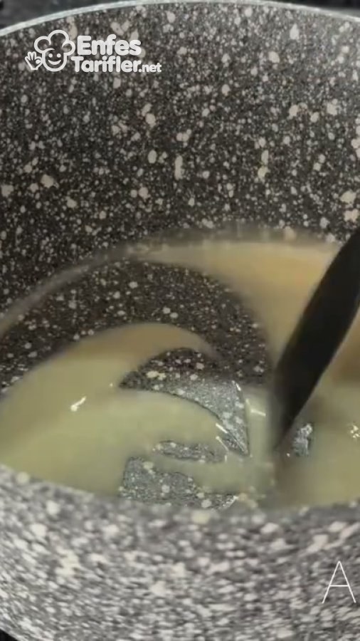 Tencerede yağ ve un karışımının spatulayla kavrulması