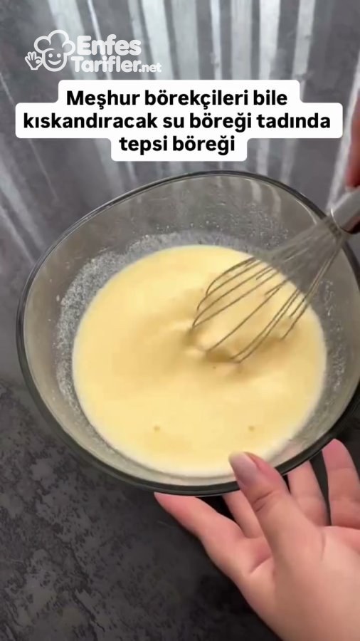 Cam kasede börek sosunun tel çırpıcıyla karıştırılması