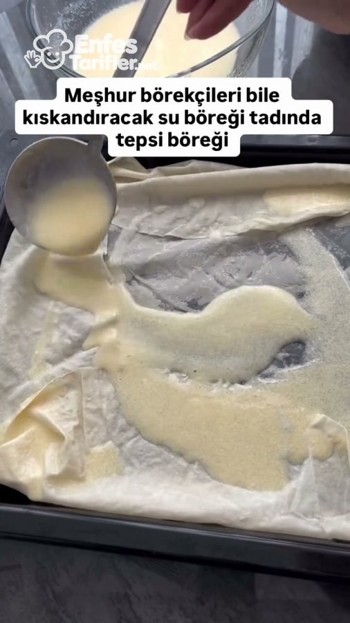 Tepsiye serilen ilk yufkanın üzerine kepçeyle sos dökülmesi