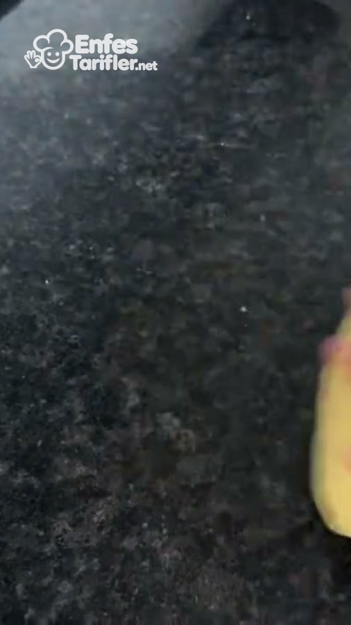 Kurabiye hamurunun tezgâh üzerinde elle yoğrulması