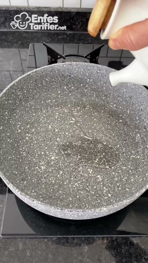 Şehriyeyi kavurmak için tencereye sıvı yağ eklenmesi