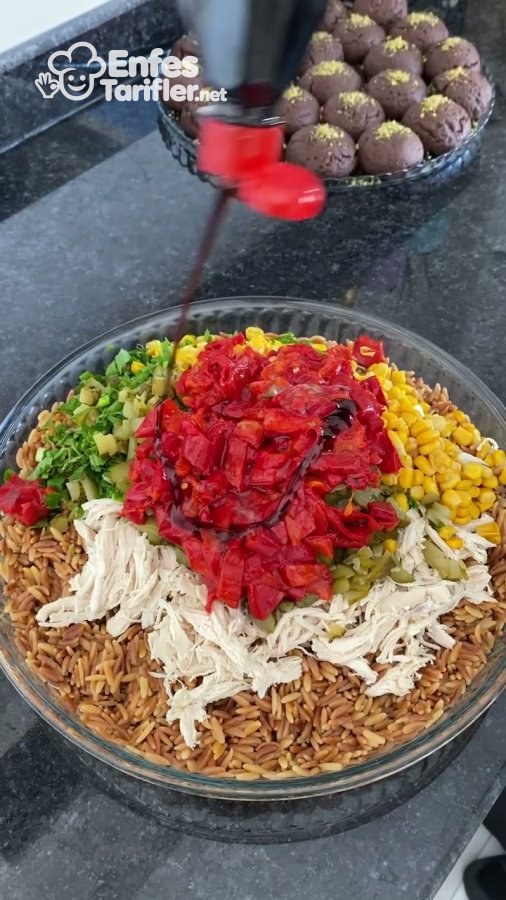 Tavuklu şehriye salatasının üzerine nar ekşisi gezdirilmesi