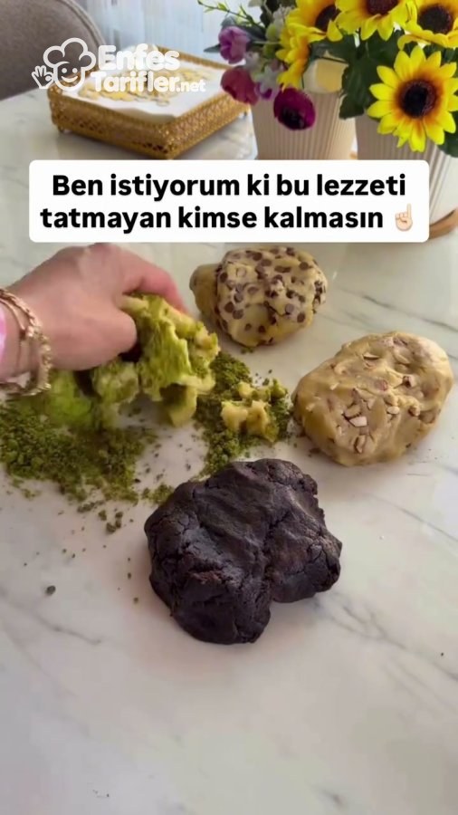 Kakaolu, bademli ve damla çikolatalı hamurların yanında fıstıklı hamurun yoğrulması