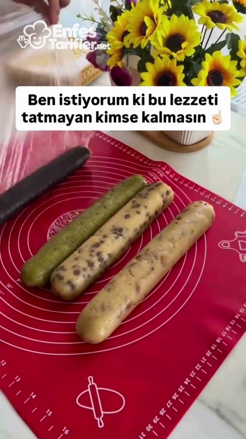 Farklı malzemelerle hazırlanan kurabiye hamurlarının uzun rulolar halinde şekillendirilmesi
