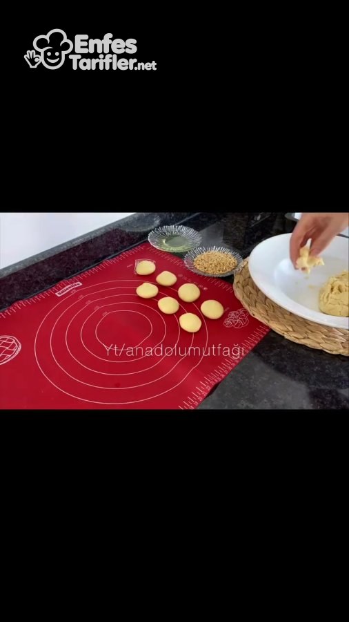 Hamurdan koparılan parçaların küçük yuvarlak kurabiyeler halinde şekillendirilmesi