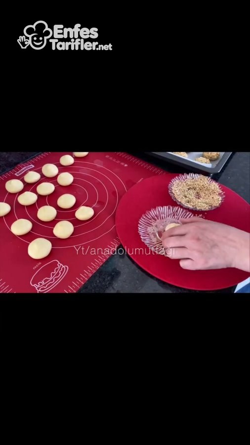 Şekillendirilen kurabiyelerin yumurta akına ve kırık fındığa bulanması