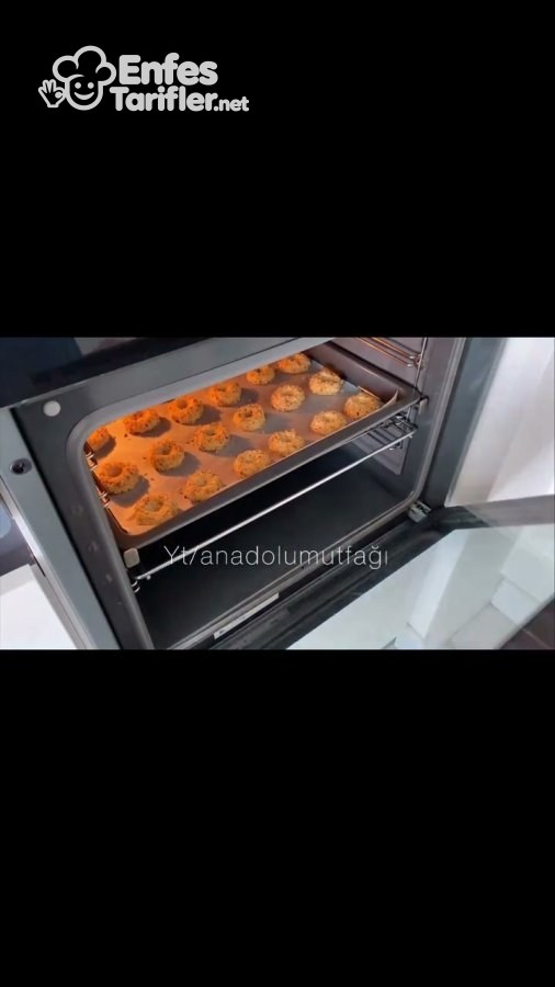 Fındık kaplı kurabiyelerin tepsi içinde fırında pişirilmesi