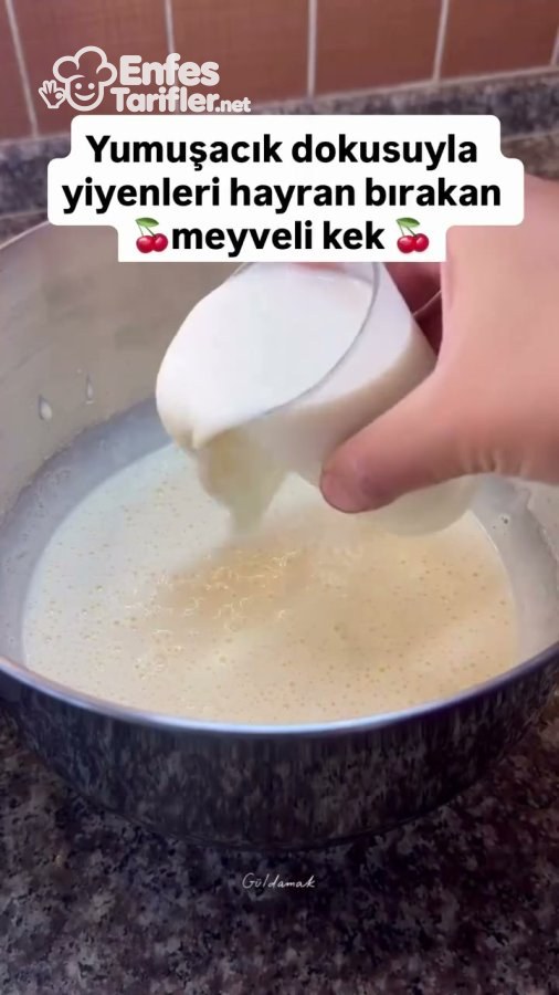Çırpılmış yumurtalı karışıma süt eklenmesi