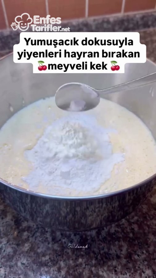 Kek karışımına un ve diğer kuru malzemelerin eklenmesi