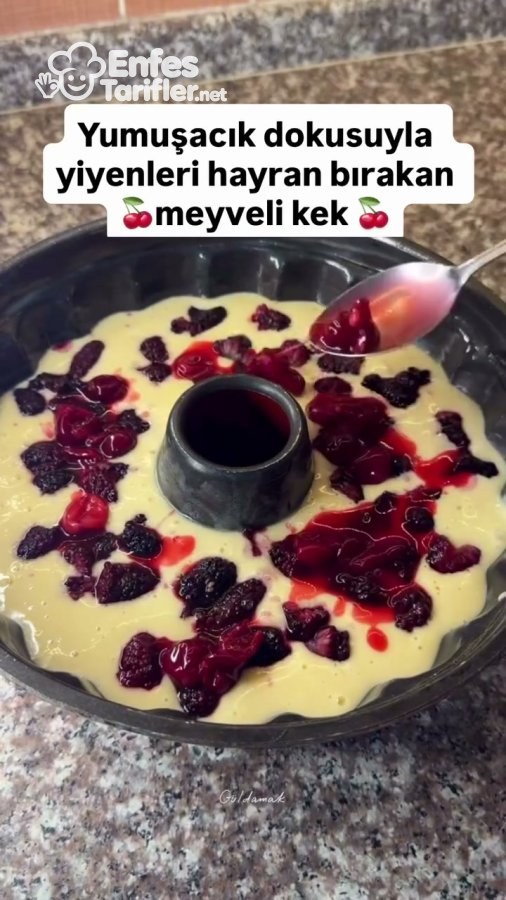 Ortası delik kalıptaki kek hamuruna vişne ve karadut eklenmesi
