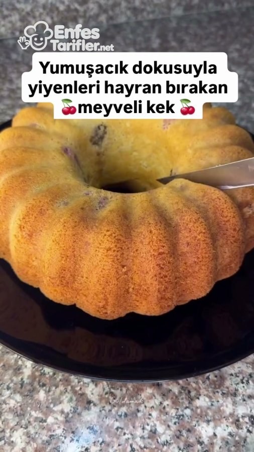 Kalıptan çıkarılmış halka biçimindeki meyveli kekin dilimlenmesi