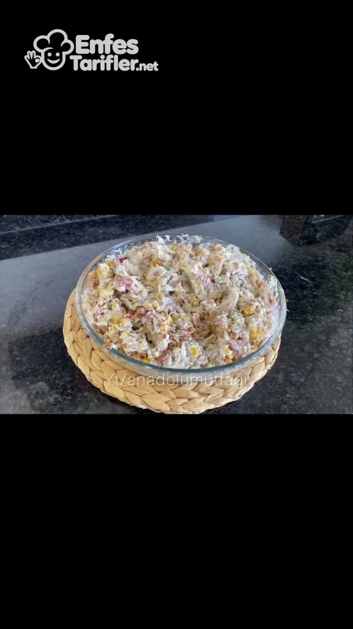 Yoğurtlu sosla karıştırılıp cam servis kabına alınmış tavuklu şehriye salatası