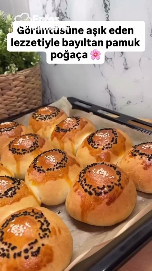 Fırından çıkmış, üzeri kızarmış çörek otu halkalı ve susamlı poğaçalar